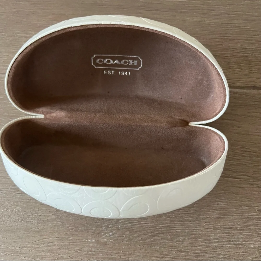 Coach Hard Sunglasses Case – Off White Signature Embossed | Preloved - Picture 5 of 6